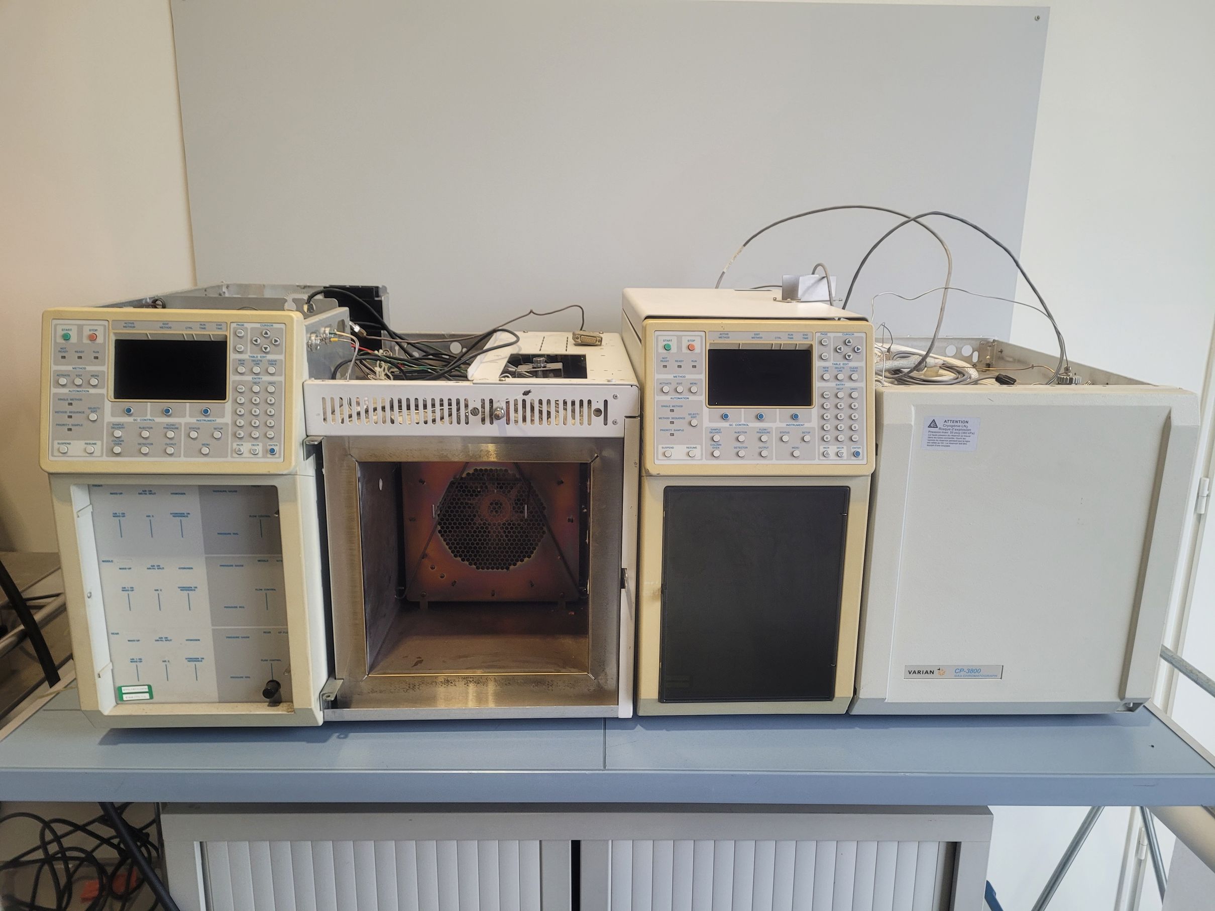 2 GC 3800 Gas Chromatographs for VARIAN parts