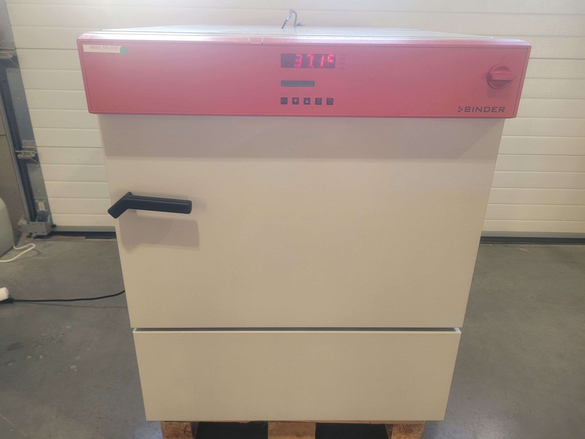 BINDER KB-115 refrigerated incubator / drying oven with forced convection 100°C