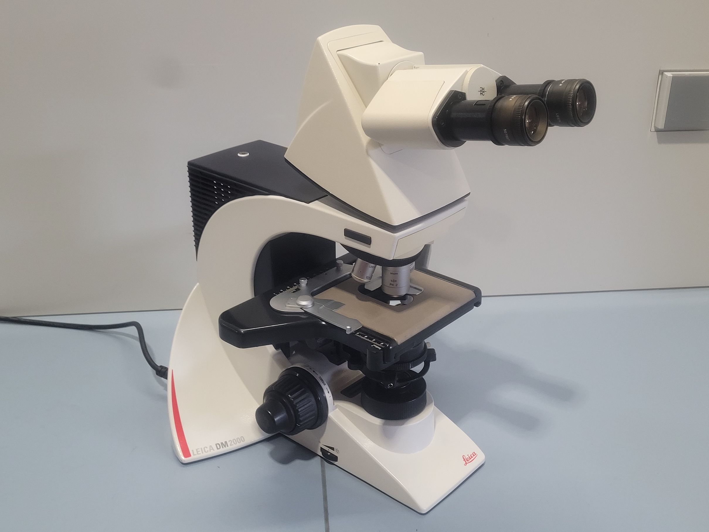 LEICA DM 2000 Microscope (DM2000) - 3 Objectives