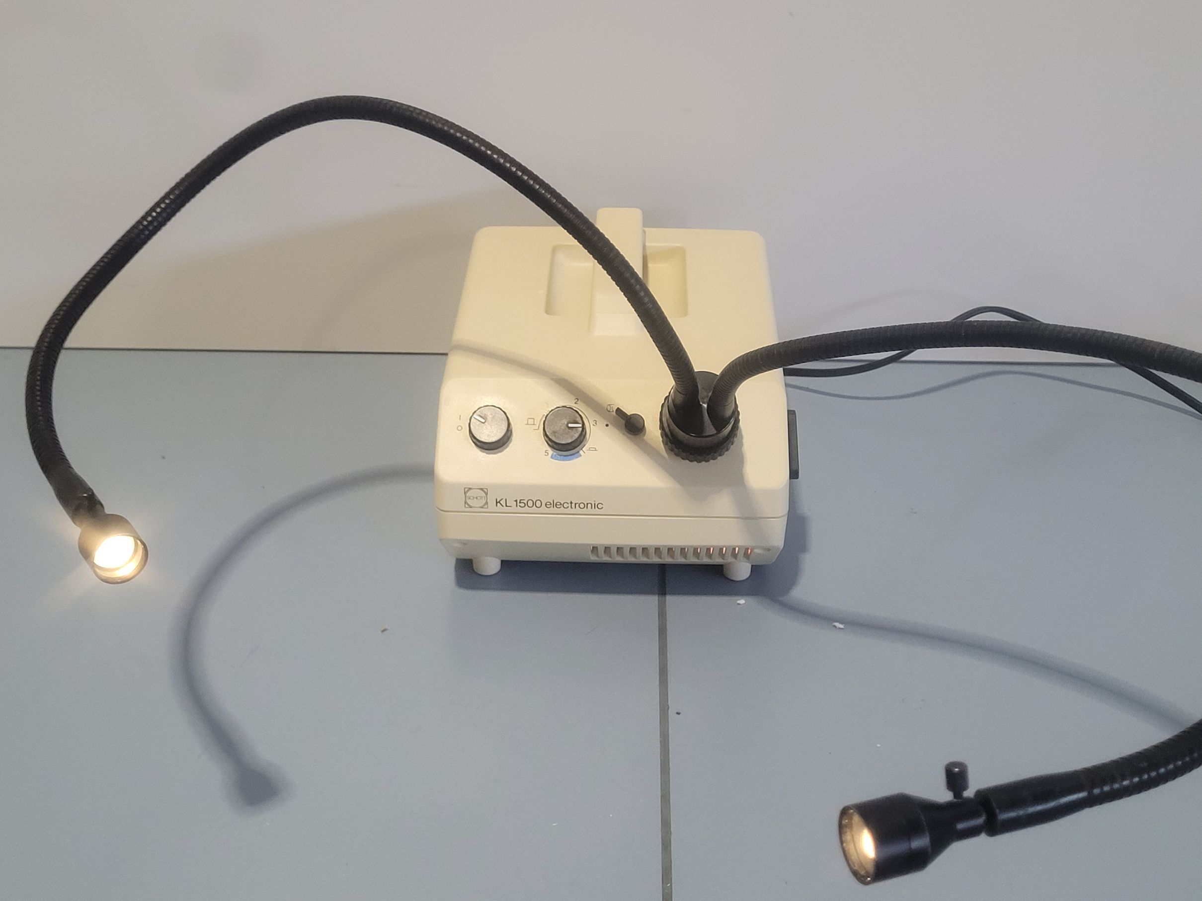SCHOTT KL1500 Electronic Cold Light Source for Microscopes