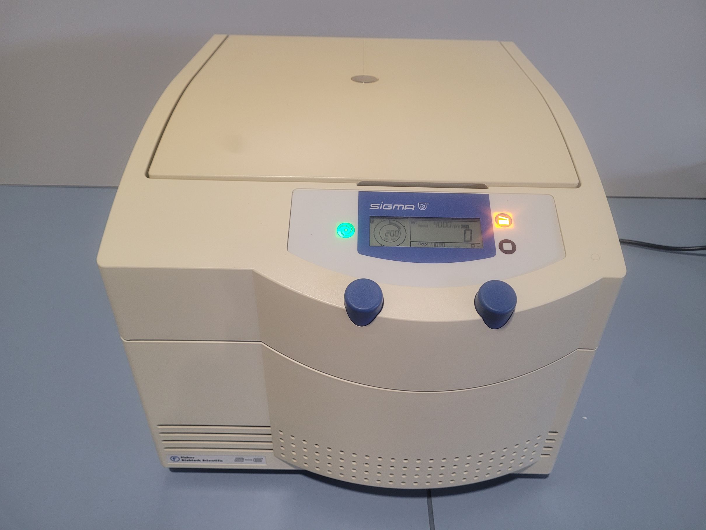 SIGMA 2-6 centrifuge with rotor 11030