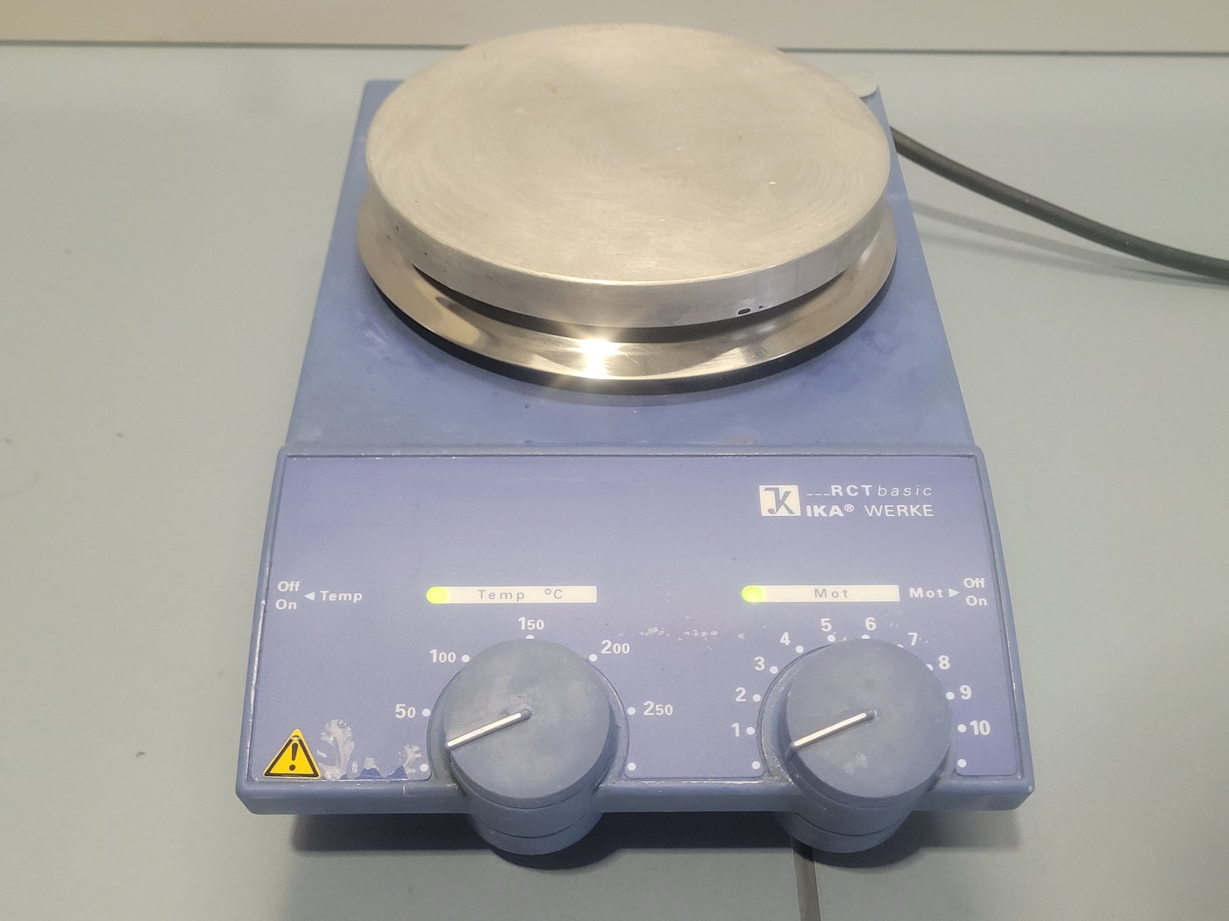 Magnetic stirrer with heating plate IKA RCT Basic