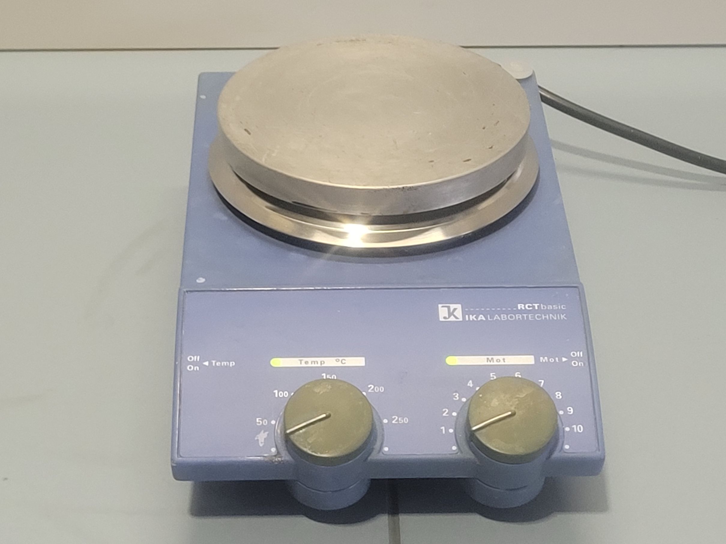 Magnetic stirrer with heating plate IKA RCT Basic