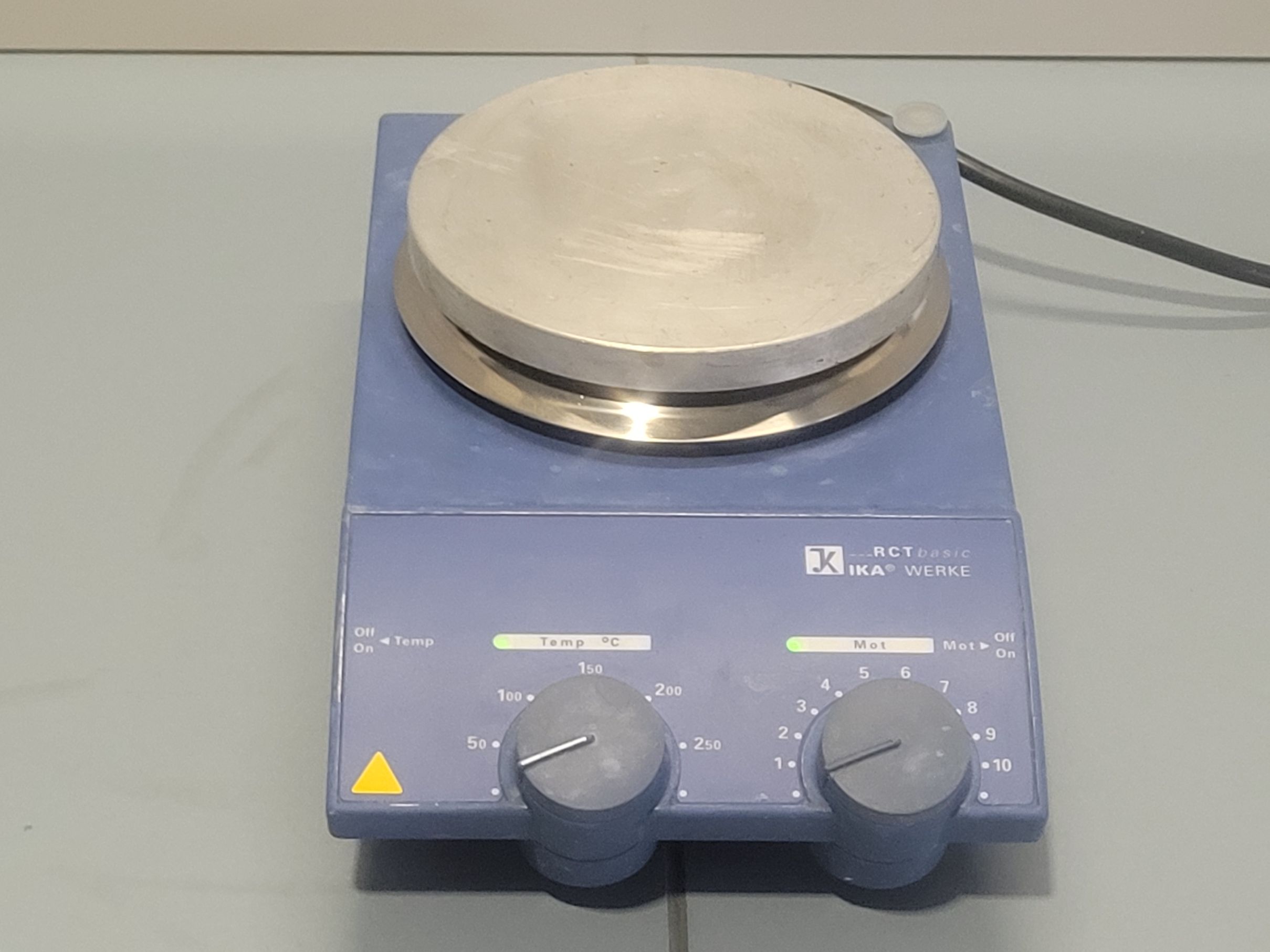 Magnetic stirrer with heating plate IKA RCT Basic