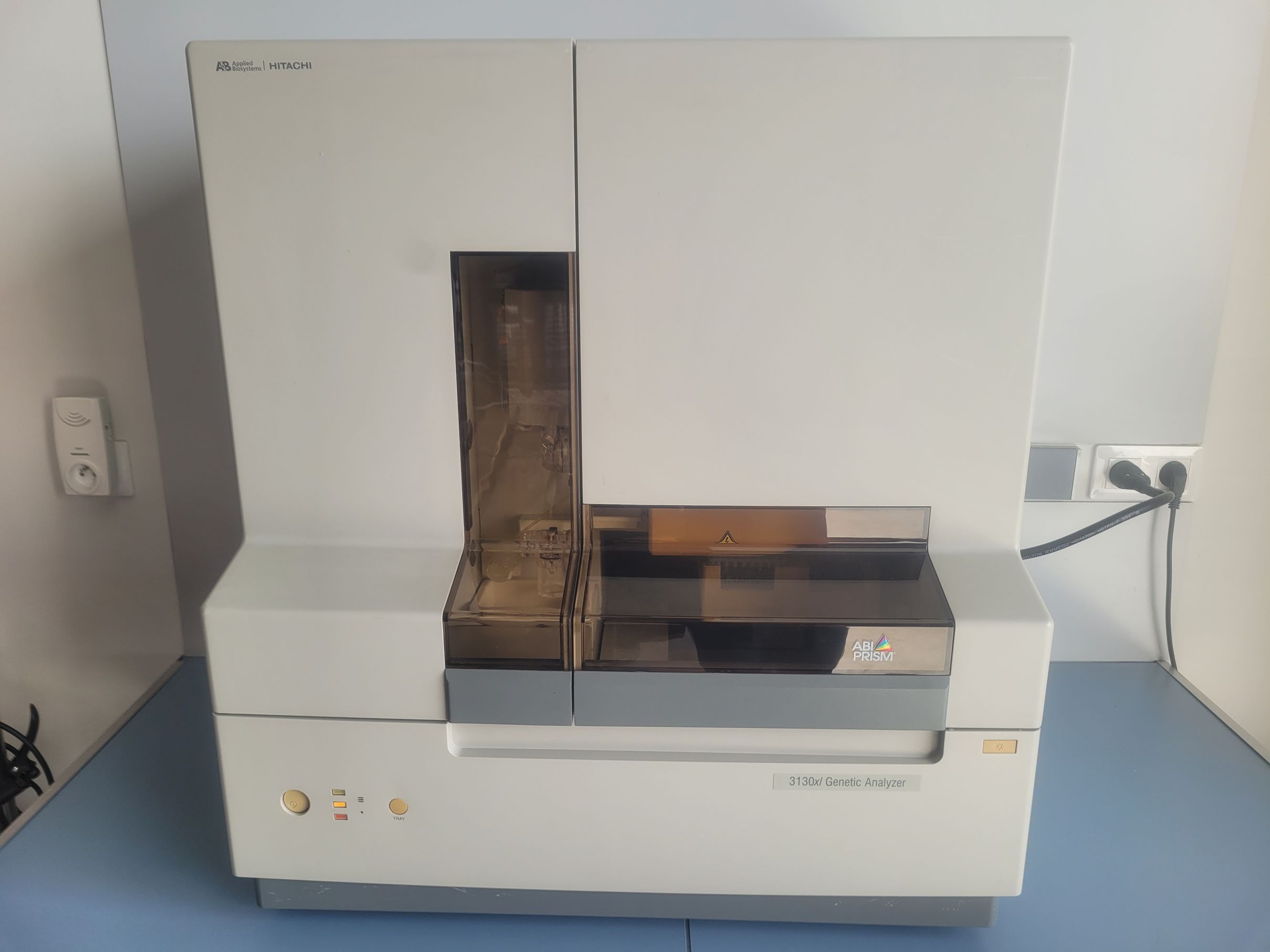 Applied Biosystems Hitachi 3130XL Genetic Analyzer