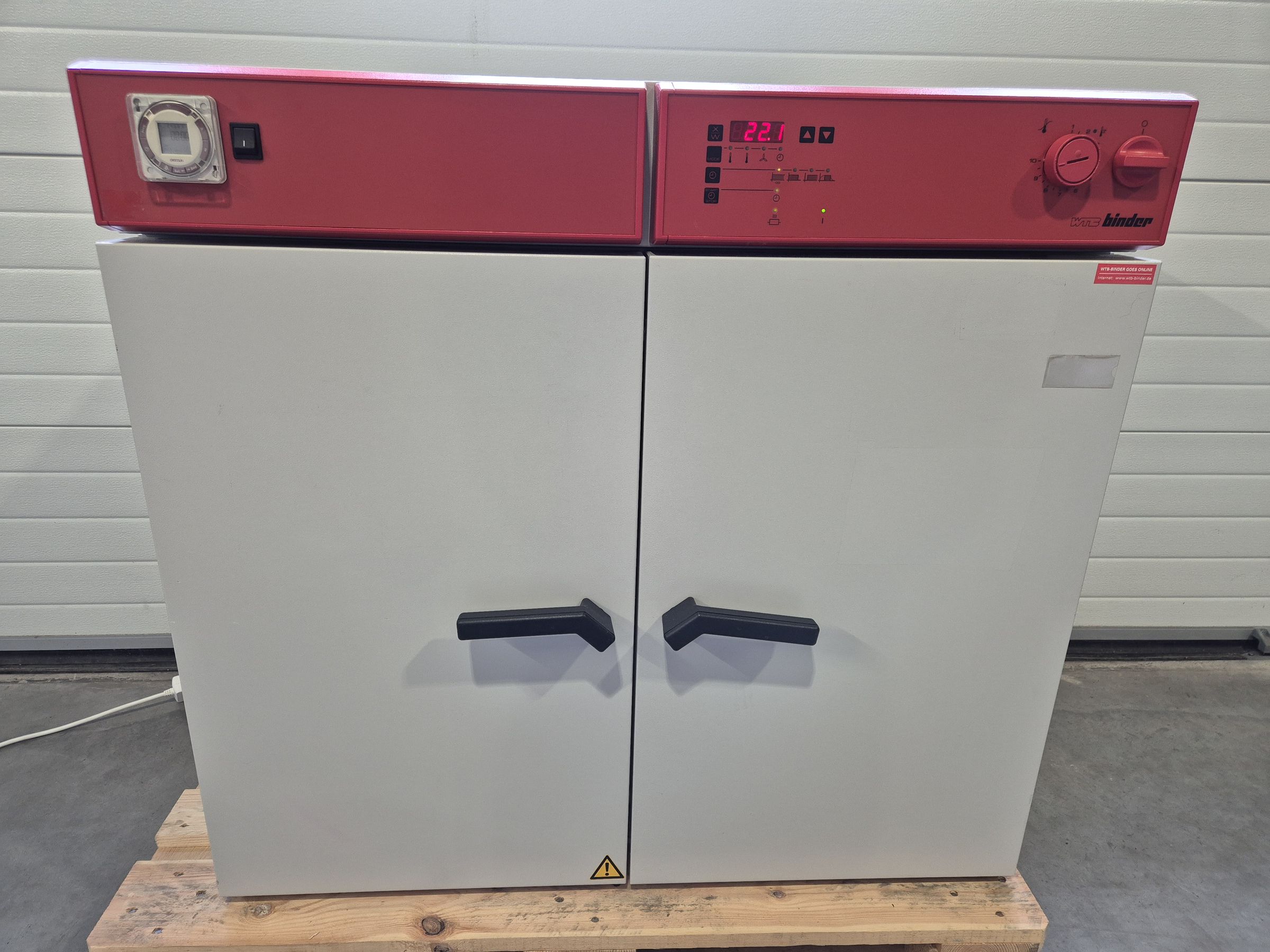 BINDER KB-240 refrigerated incubator / oven with forced convection 100°C
