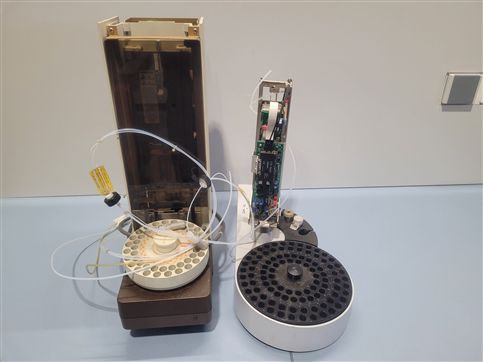 2 CP-8400 parts chromatograph autosamplers and an old VARIAN / BRUKER model