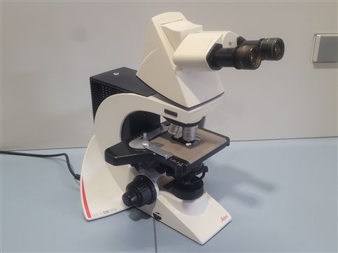 LEICA DM 2000 Microscope (DM2000) - 3 Objectives