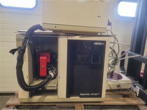 Zeeman Varian SpectrAA 220 atomic absorption spectrometer + GTA 110 and SPS 5